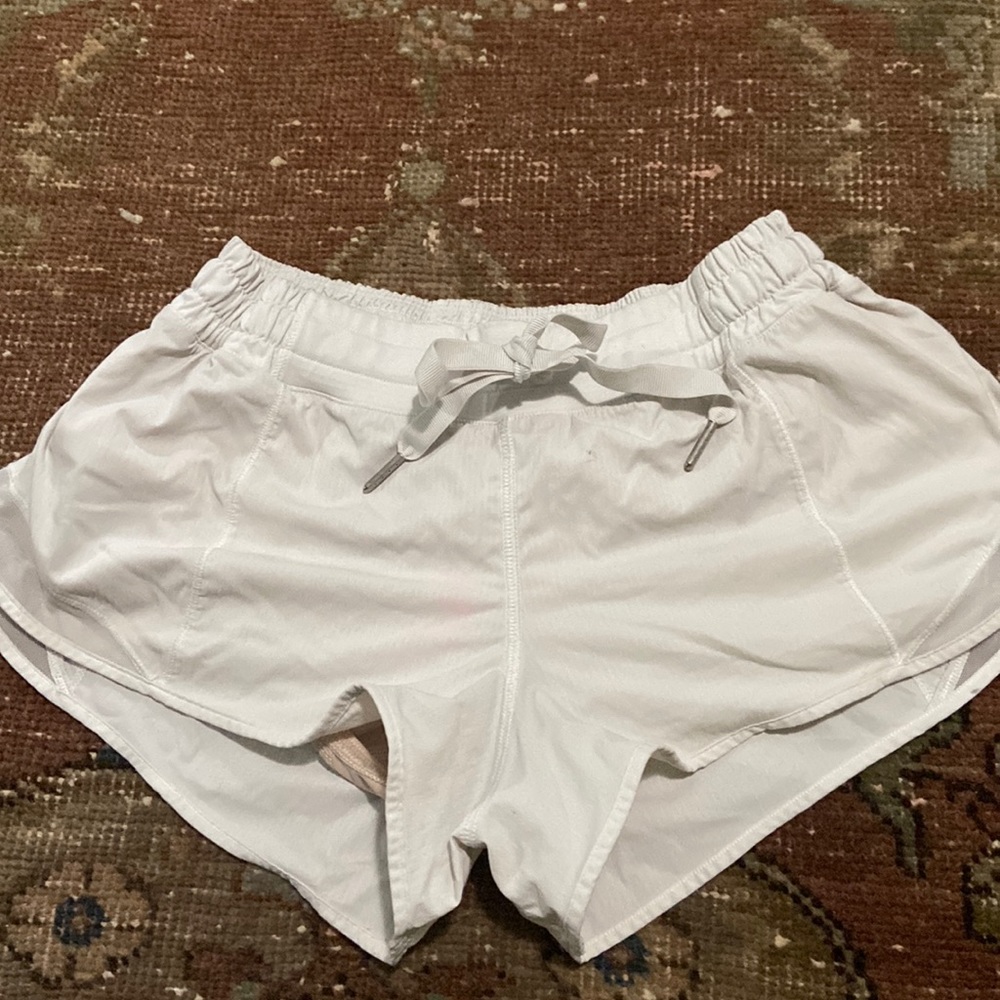 Lululemon hotty hot white tie waist shorts 6